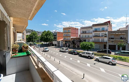 Very bright apartment in the center of Roses