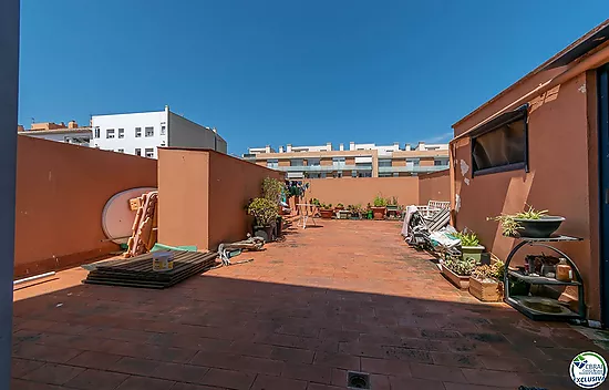 Very bright apartment in the center of Roses