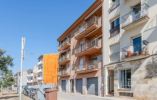 SUNNY APARTMENT READY TO MOVE IN!