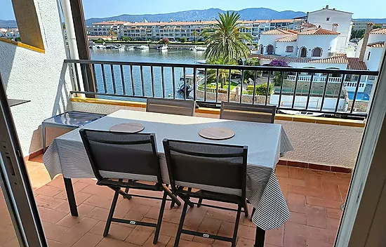 Muy buen apartamento en el lago St Maurici de Empuriabrava con vistas al canal y al lago