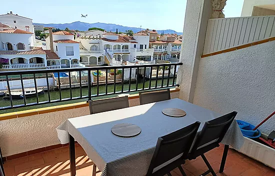 Muy buen apartamento en el lago St Maurici de Empuriabrava con vistas al canal y al lago