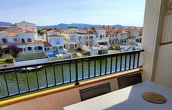 Muy buen apartamento en el lago St Maurici de Empuriabrava con vistas al canal y al lago