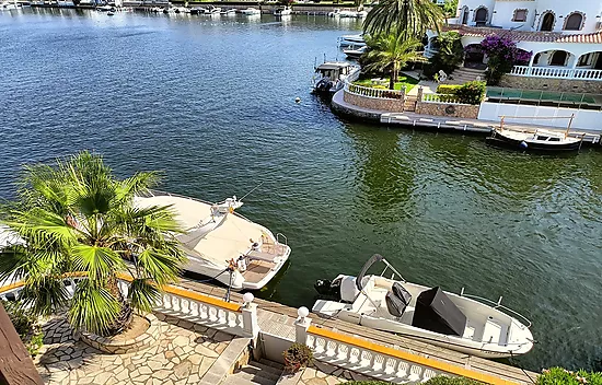 Muy buen apartamento en el lago St Maurici de Empuriabrava con vistas al canal y al lago