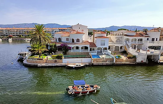 Muy buen apartamento en el lago St Maurici de Empuriabrava con vistas al canal y al lago