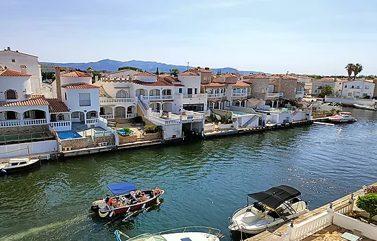 Muy buen apartamento en el lago St Maurici de Empuriabrava con vistas al canal y al lago