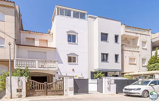 Casa adosada, renovada i con amarre antes de los puentes. Empuriabrava