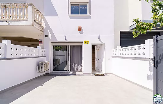 Renovated house with mooring before the bridges, Empuriabrava