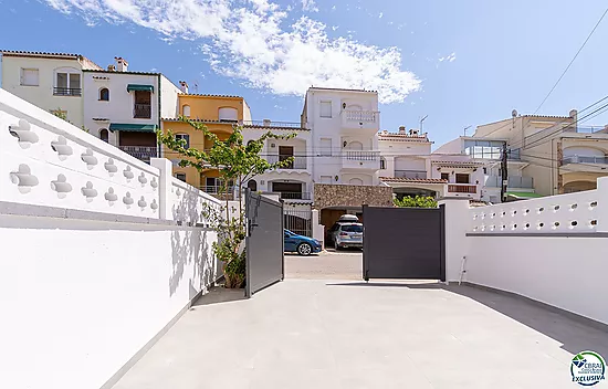 Maison rénovée avec amarrage avant les ponts, Empuriabrava