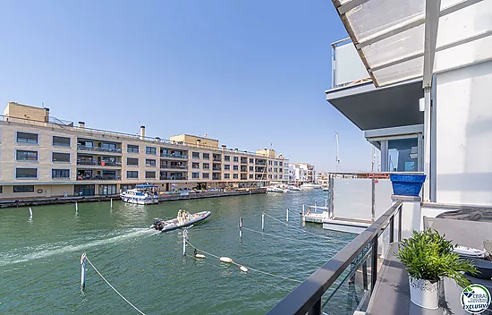 Casa adosada, renovada i con amarre antes de los puentes. Empuriabrava