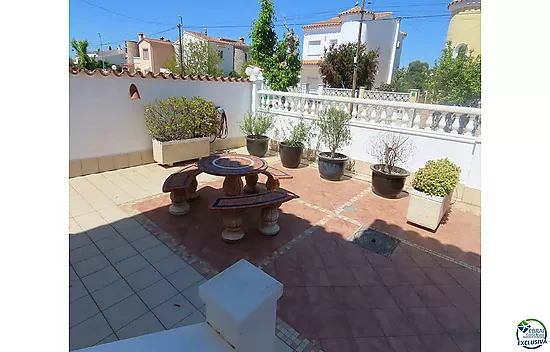 House on the canal with 500 sqm of land and south side for sale in Empuriabrava