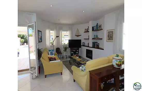 House on the canal with 500 sqm of land and south side for sale in Empuriabrava