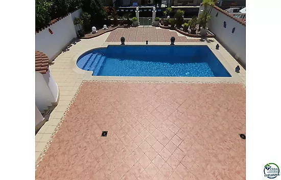 House on the canal with 500 sqm of land and south side for sale in Empuriabrava