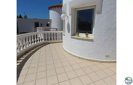 House on the canal with 500 sqm of land and south side for sale in Empuriabrava