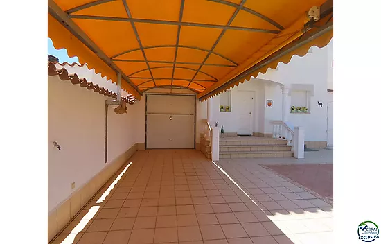 House on the canal with 500 sqm of land and south side for sale in Empuriabrava