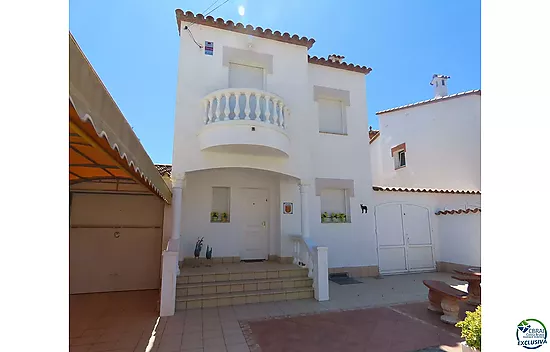 House on the canal with 500 sqm of land and south side for sale in Empuriabrava