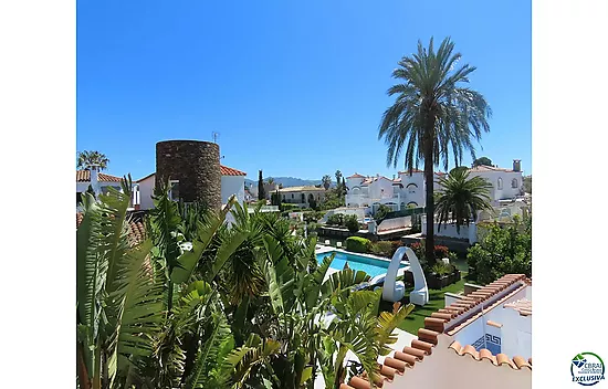 House on the canal with 500 sqm of land and south side for sale in Empuriabrava