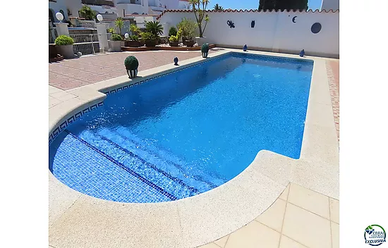 House on the canal with 500 sqm of land and south side for sale in Empuriabrava