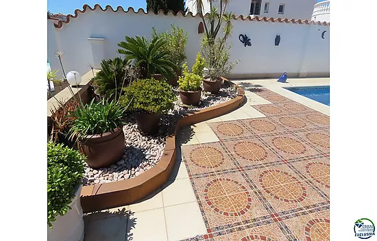 House on the canal with 500 sqm of land and south side for sale in Empuriabrava