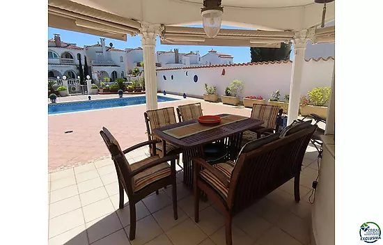 House on the canal with 500 sqm of land and south side for sale in Empuriabrava