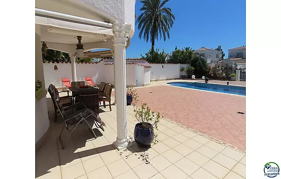 House on the canal with 500 sqm of land and south side for sale in Empuriabrava