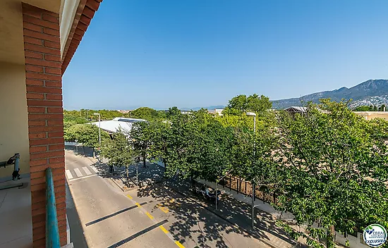 Casa con gran terraza y 4 habitaciones en Roses