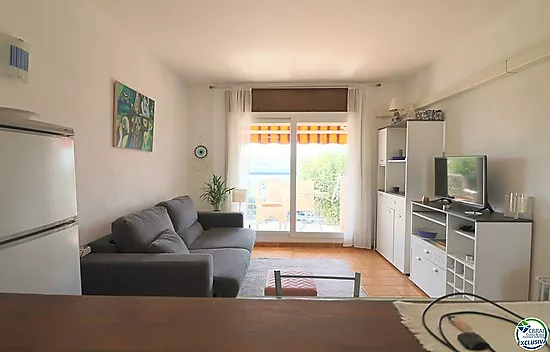 Encantador apartamento con dormitorio, balcón y acceso a la piscina!