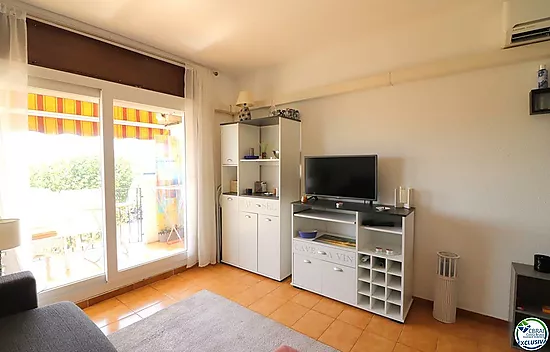 Encantador apartamento con dormitorio, balcón y acceso a la piscina!