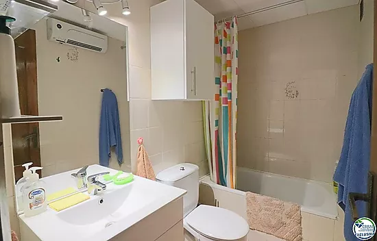 Encantador apartamento con dormitorio, balcón y acceso a la piscina!