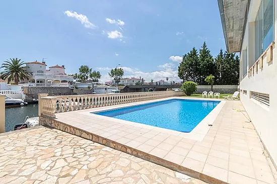 Empuriabrava, apartamento 2 dormitorios, piscina, parking y vistas canal.