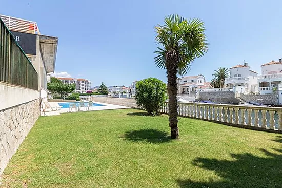 Empuriabrava, apartamento 2 dormitorios, piscina, parking y vistas canal.