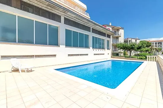 Empuriabrava, apartamento 2 dormitorios, piscina, parking y vistas canal.