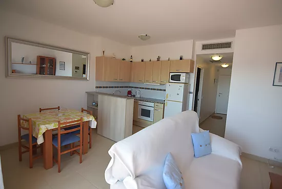 Empuriabrava, apartamento 2 dormitorios, piscina, parking y vistas canal.