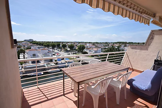 Empuriabrava, apartamento 2 dormitorios, piscina, parking y vistas canal.