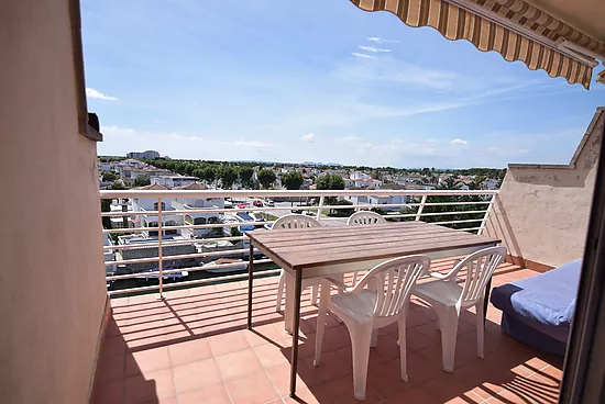 Empuriabrava, apartamento 2 dormitorios, piscina, parking y vistas canal.