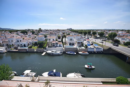 Empuriabrava, apartamento 2 dormitorios, piscina, parking y vistas canal.