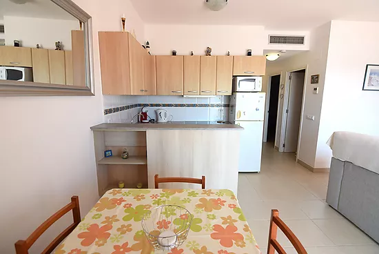 Empuriabrava, apartamento 2 dormitorios, piscina, parking y vistas canal.