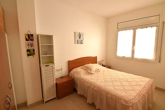 Empuriabrava, apartamento 2 dormitorios, piscina, parking y vistas canal.