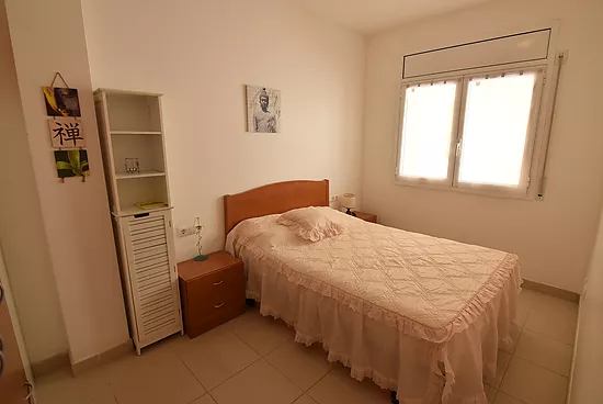 Empuriabrava, apartamento 2 dormitorios, piscina, parking y vistas canal.