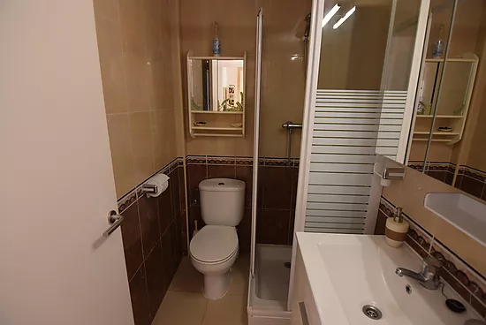 Empuriabrava, apartamento 2 dormitorios, piscina, parking y vistas canal.