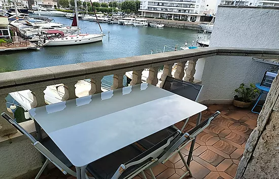 Espléndido apartamento con vistas al canal en Empuriabrava