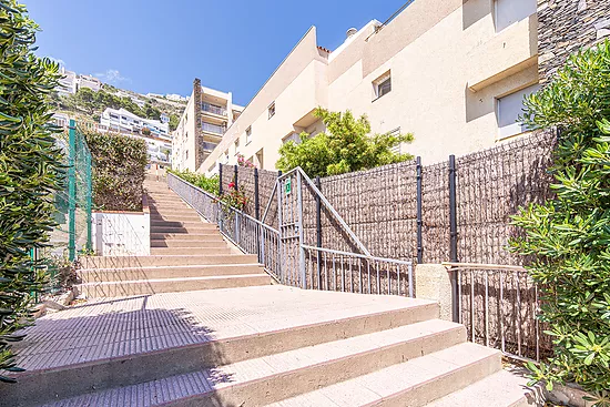 En location à Roses appartement 2 chambres, vue mer et piscine communautaire