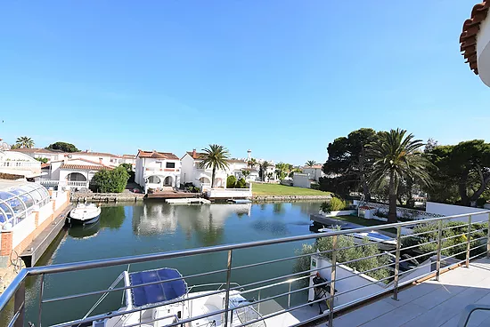 Merveilleuse maison sur le canal avec 10m d'amarrage