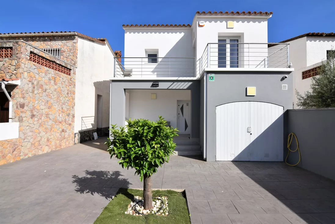 Wonderful canal house with 10m mooring