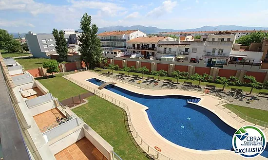 PUIG ROM EMPURIABRAVA Apartamento con parking y solárium privados y piscina comunitaria