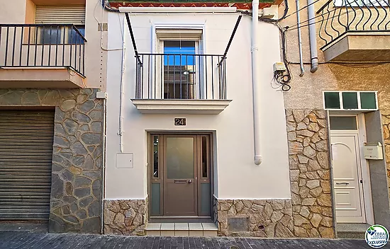 Completely renovated town house in the center of Roses.