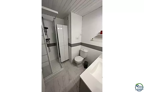 Piso en venta en Empuriabrava, en pleno centro y a un paso de la playa, 200m, orientación sur.