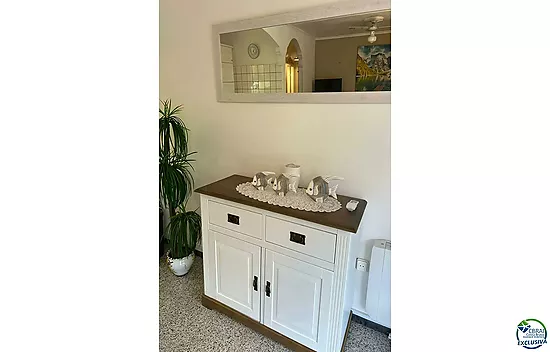 Piso en venta en Empuriabrava, en pleno centro y a un paso de la playa, 200m, orientación sur.