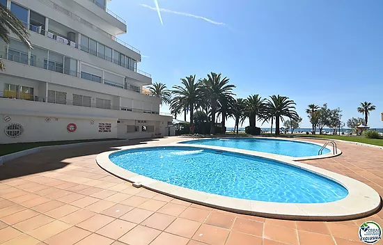 Apartment, in Roses, on the seafront with community pools.