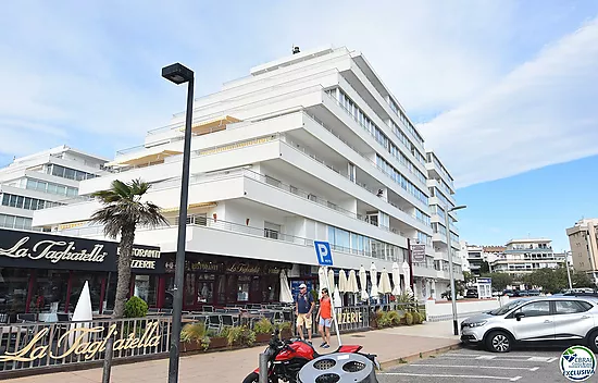 Apartment, in Roses, on the seafront with community pools.