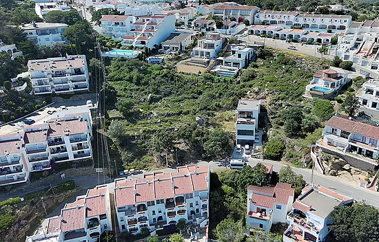 Urban plot of 953 m2 in Canyelles Petites with sea views.